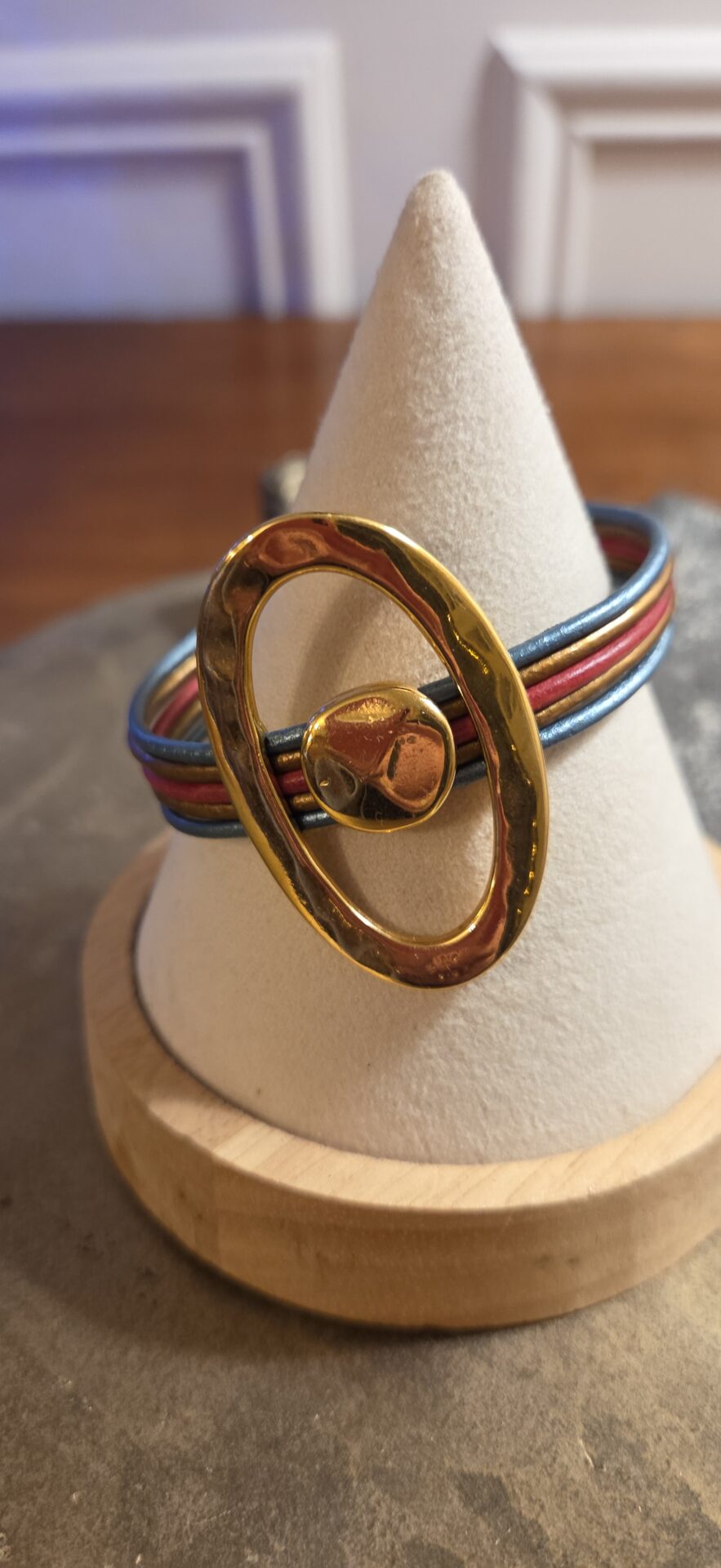 Bracelet femme en cuir rond 2mm et passants dorés