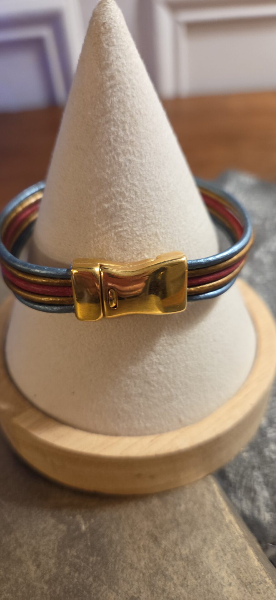 Bracelet femme en cuir rond 2mm et passants dorés