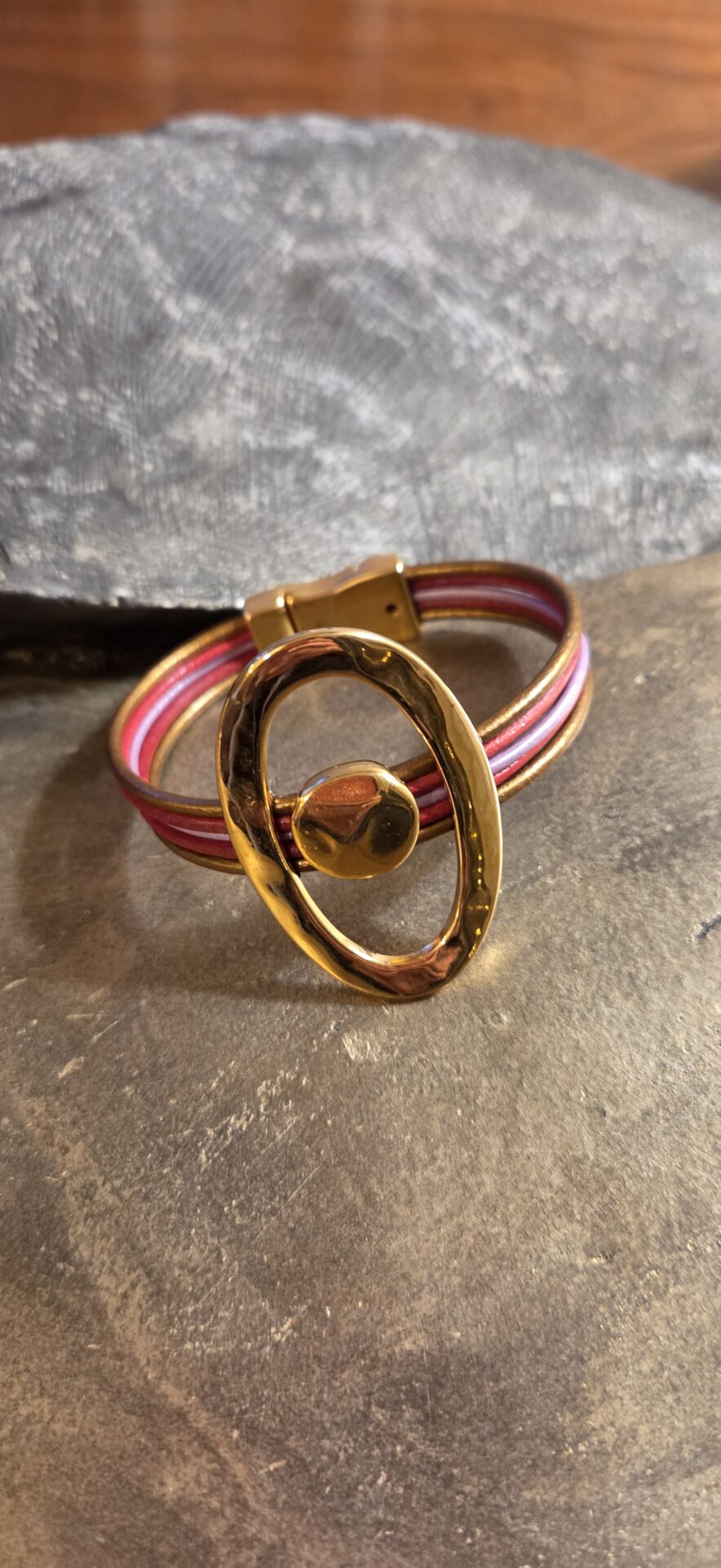 Bracelet femme en cuir rond 2mm et passants dorés