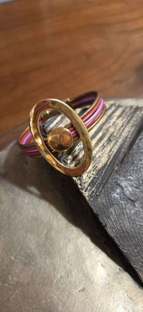 Bracelet femme en cuir rond 2mm et passants dorés