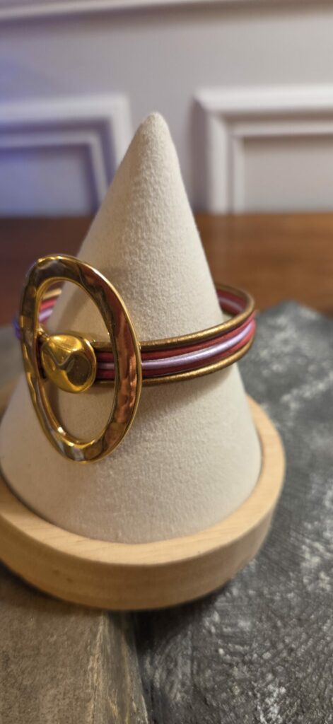 Bracelet femme en cuir rond 2mm et passants dorés