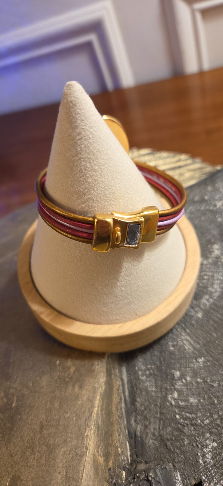 Bracelet femme en cuir rond 2mm et passants dorés