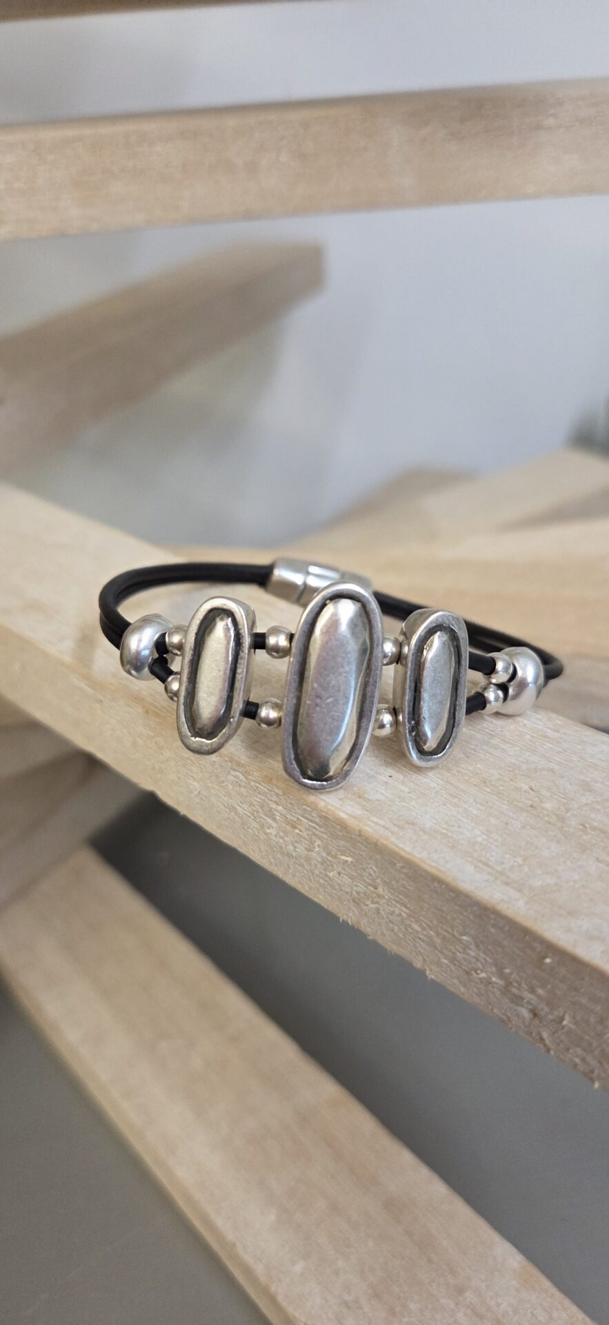 Bracelet femme cuir rond noir et passants ovales argentés