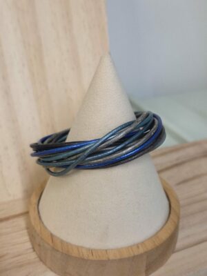 Bracelet femme 16 cuirs ronds 2mm tons bleu et gris