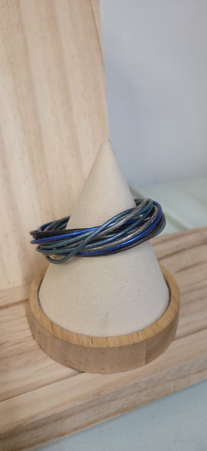 Bracelet femme 16 cuirs ronds 2mm tons bleu et gris