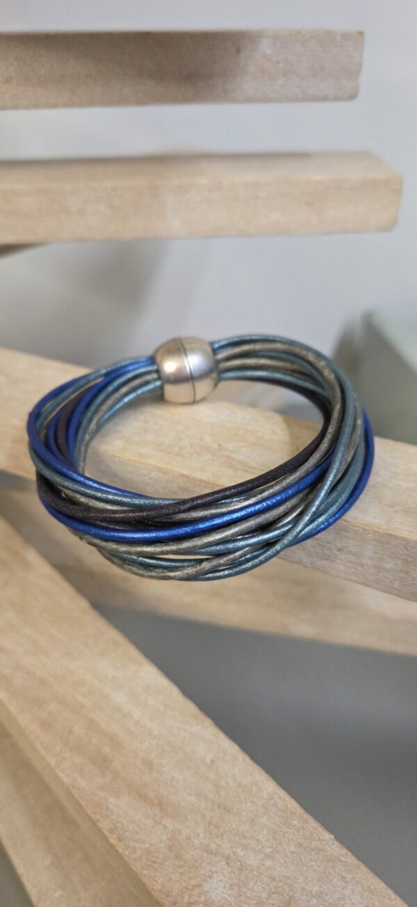 Bracelet femme 16 cuirs ronds 2mm tons bleu et gris