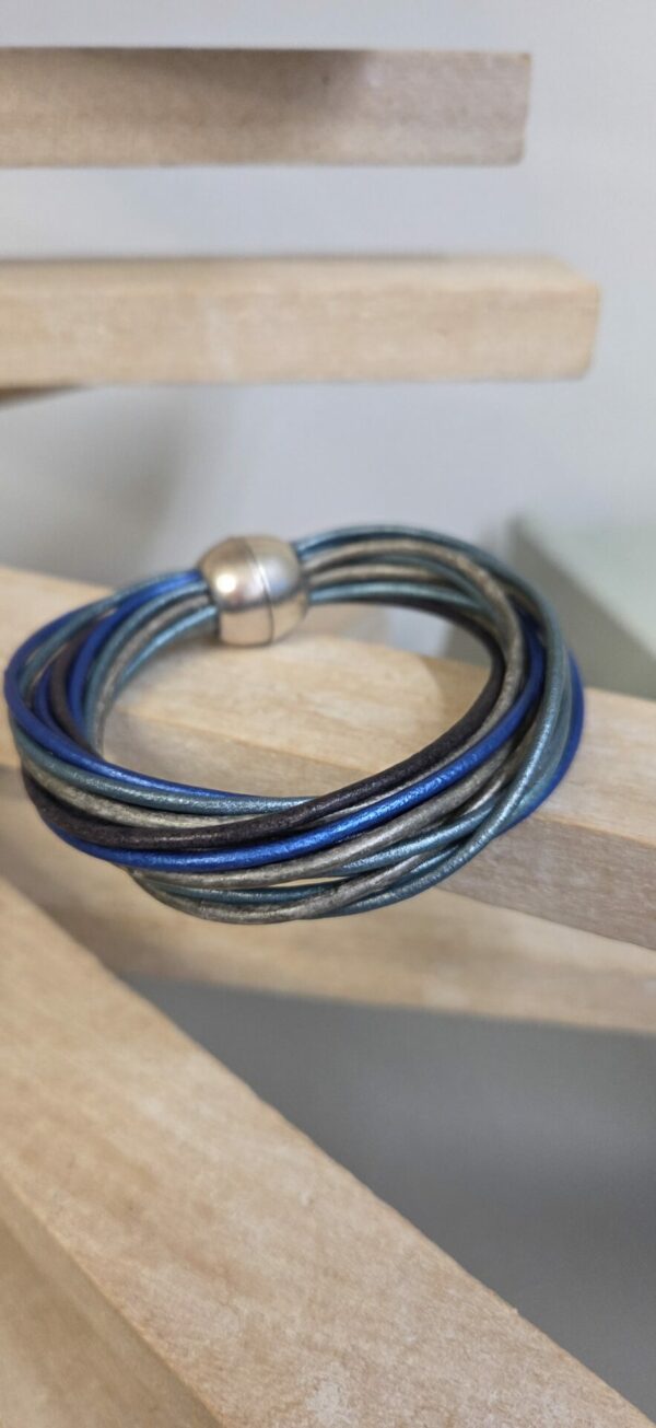 Bracelet femme 16 cuirs ronds 2mm tons bleu et gris