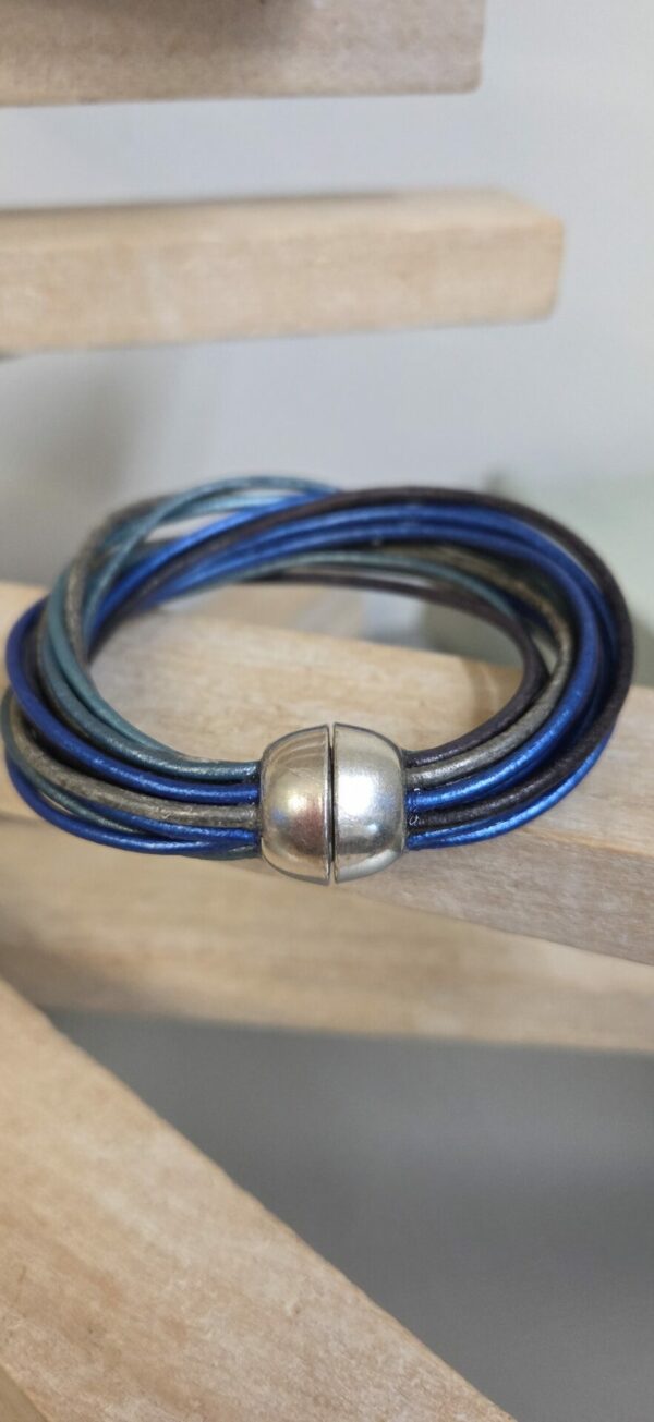 Bracelet femme 16 cuirs ronds 2mm tons bleu et gris
