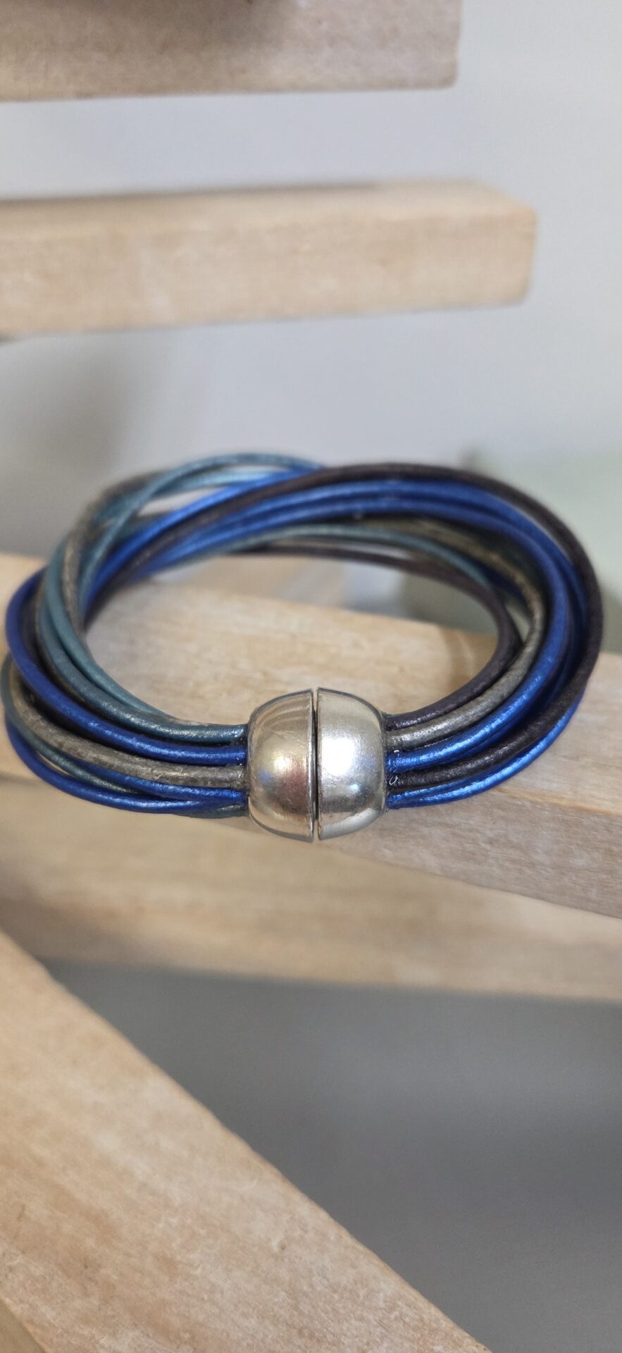 Bracelet femme 16 cuirs ronds 2mm tons bleu et gris