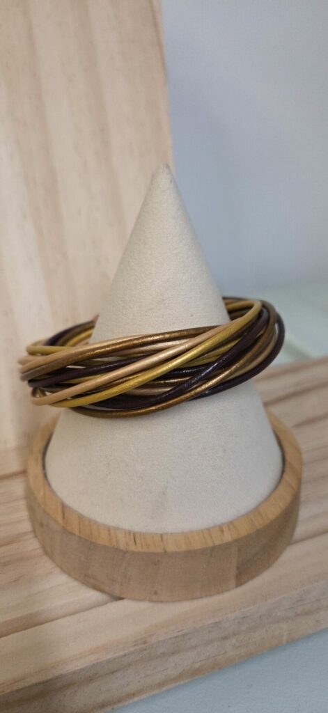 Bracelet femme 16 cuirs ronds 2mm tons marron, bronze, doré