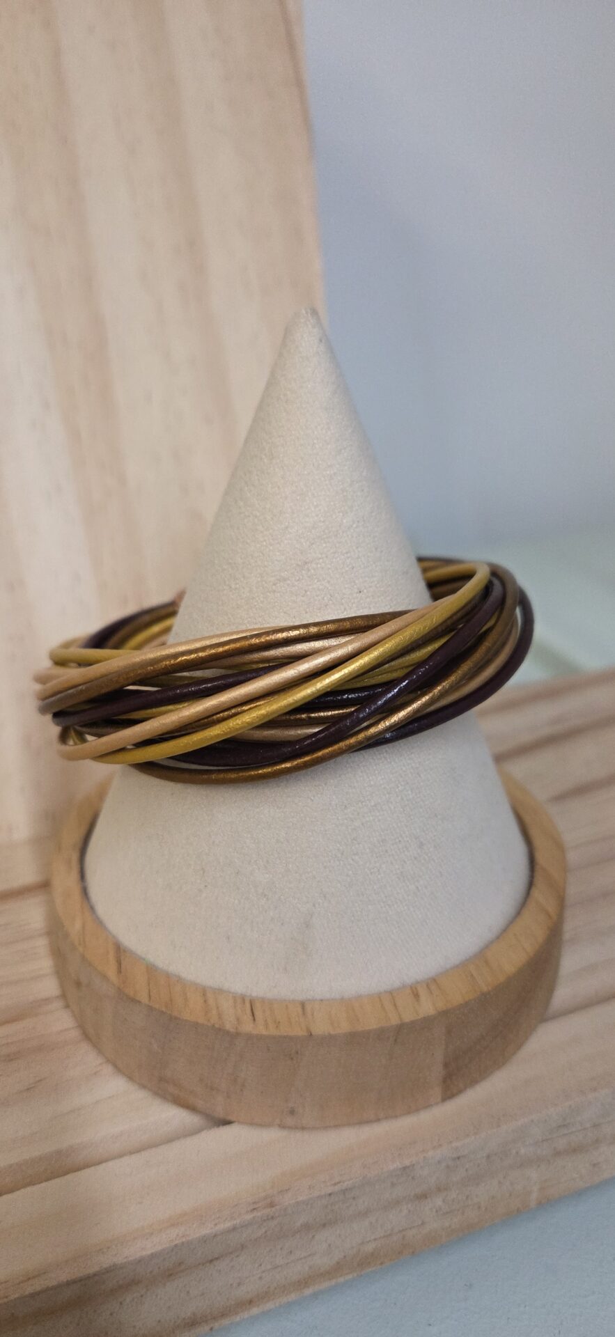 Bracelet femme 16 cuirs ronds 2mm tons marron, bronze, doré