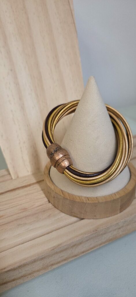 Bracelet femme 16 cuirs ronds 2mm tons marron, bronze, doré