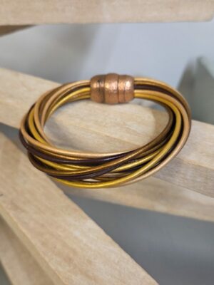 Bracelet femme 16 cuirs ronds 2mm tons marron, bronze, doré