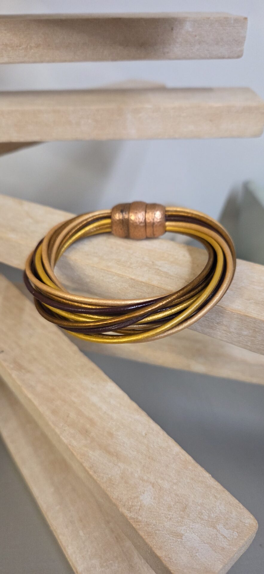 Bracelet femme 16 cuirs ronds 2mm tons marron, bronze, doré