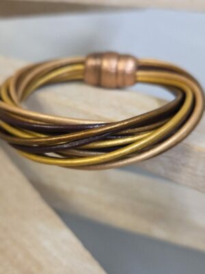 Bracelet femme 16 cuirs ronds 2mm tons marron, bronze, doré
