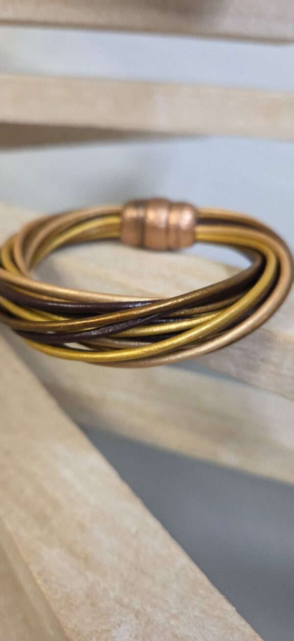 Bracelet femme 16 cuirs ronds 2mm tons marron, bronze, doré