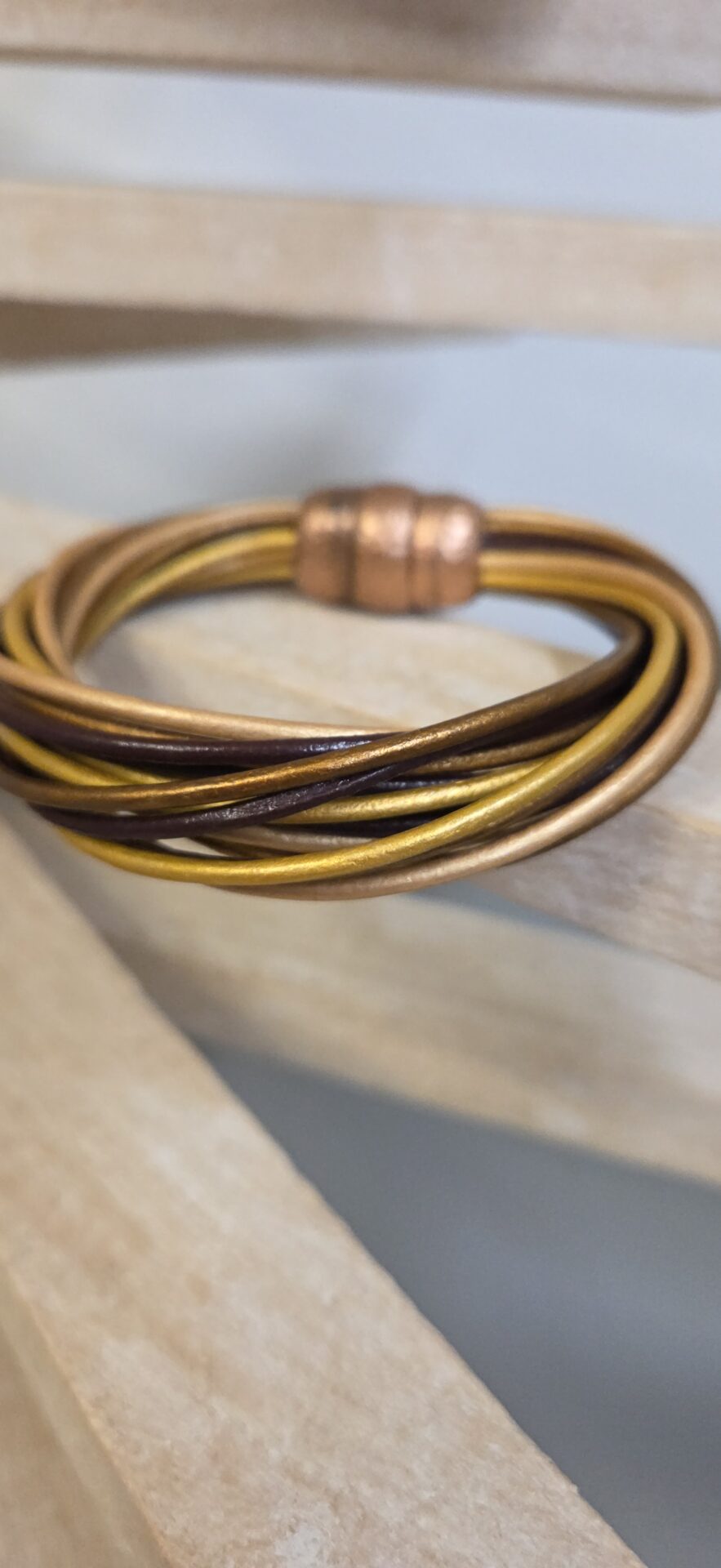 Bracelet femme 16 cuirs ronds 2mm tons marron, bronze, doré