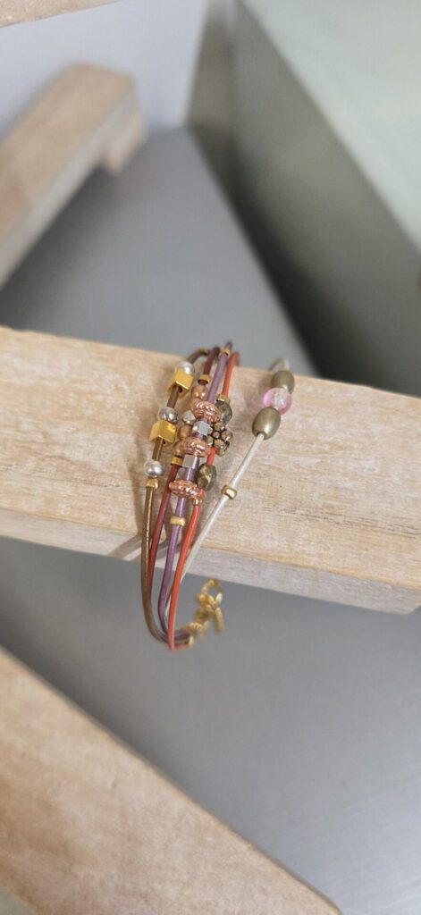 Bracelet Femme "L'Aventure Bohème" - Multi-Brins Fins & Mélange de Perles Métalliques
