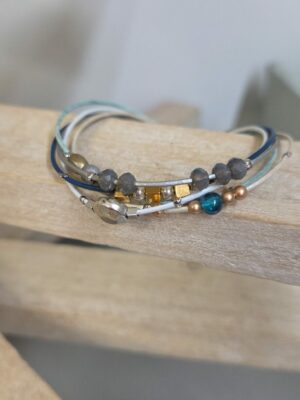 Bracelet Femme "Éclat Boréal" - Multi-Brins Fins Bleus, Blancs & Argentés & Mélange de Perles Métalliques – Image 2