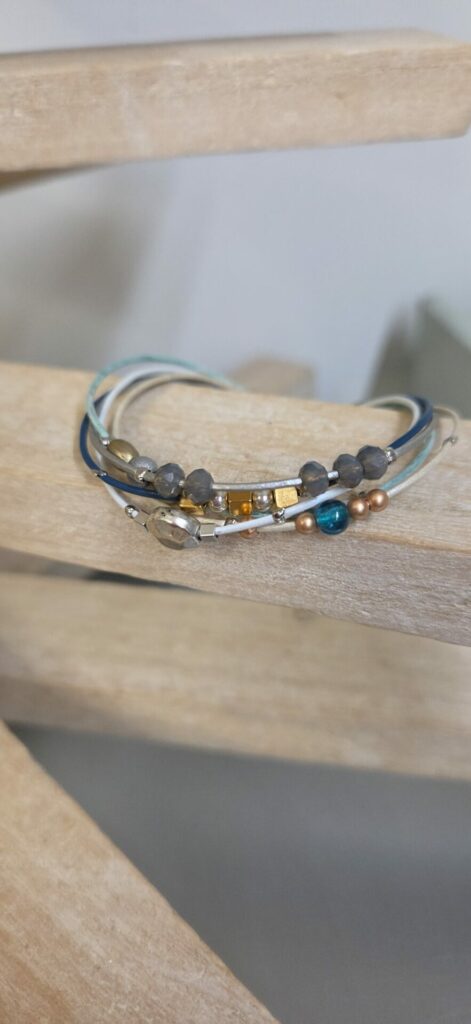 Bracelet Femme "Éclat Boréal" - Multi-Brins Fins Bleus, Blancs & Argentés & Mélange de Perles Métalliques