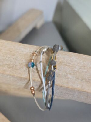 Bracelet Femme "Éclat Boréal" - Multi-Brins Fins Bleus, Blancs & Argentés & Mélange de Perles Métalliques – Image 3