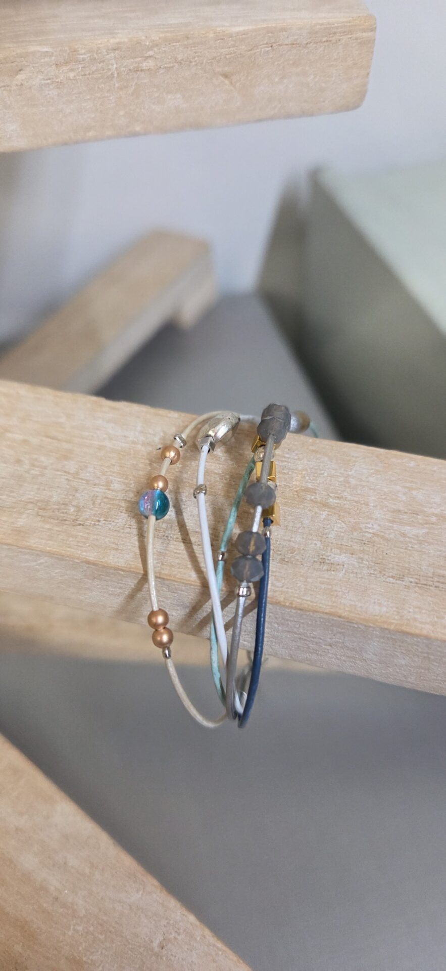 Bracelet Femme "Éclat Boréal" - Multi-Brins Fins Bleus, Blancs & Argentés & Mélange de Perles Métalliques – Image 3