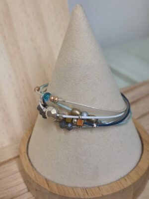 Bracelet Femme "Éclat Boréal" - Multi-Brins Fins Bleus, Blancs & Argentés & Mélange de Perles Métalliques