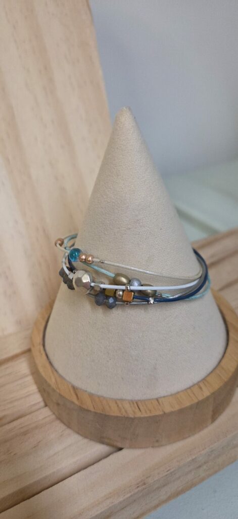 Bracelet Femme "Éclat Boréal" - Multi-Brins Fins Bleus, Blancs & Argentés & Mélange de Perles Métalliques