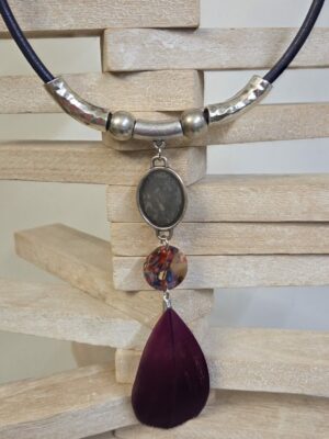 Sautoir femme en cuir rond violet, tubes argentés et plume violette