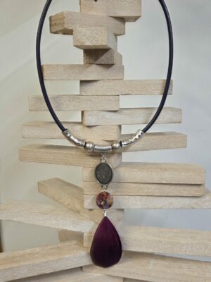 Sautoir femme en cuir rond violet, tubes argentés et plume violette