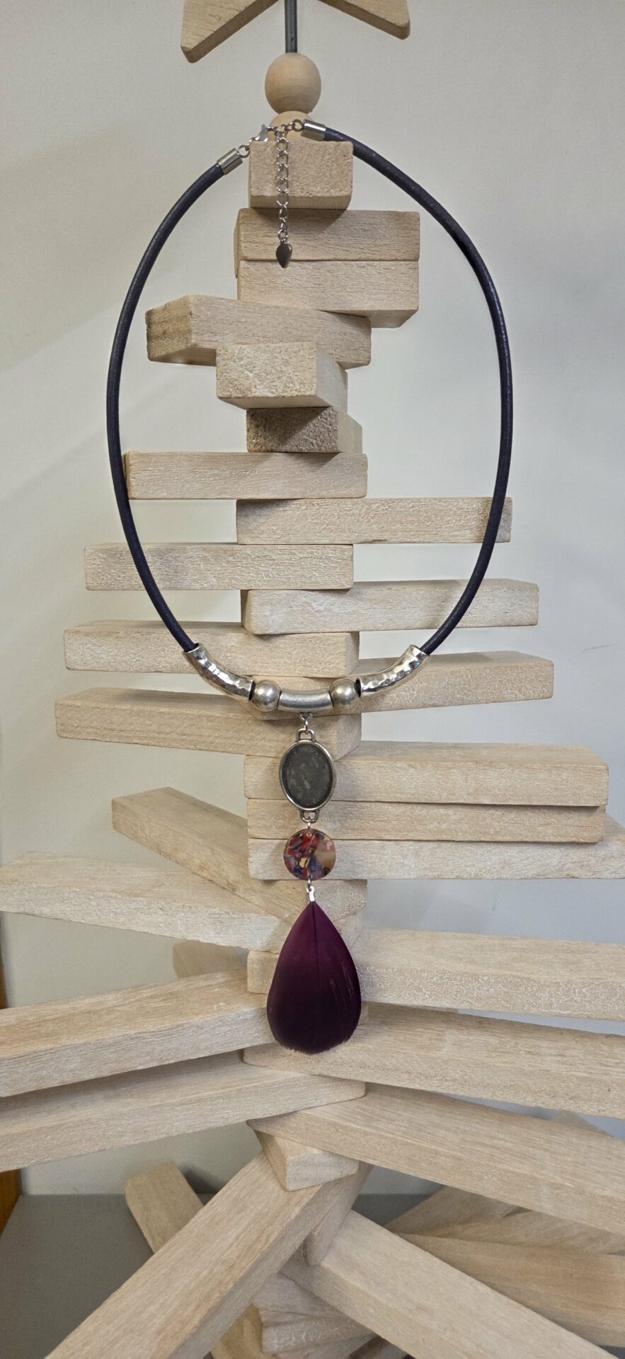 Sautoir femme en cuir rond violet, tubes argentés et plume violette