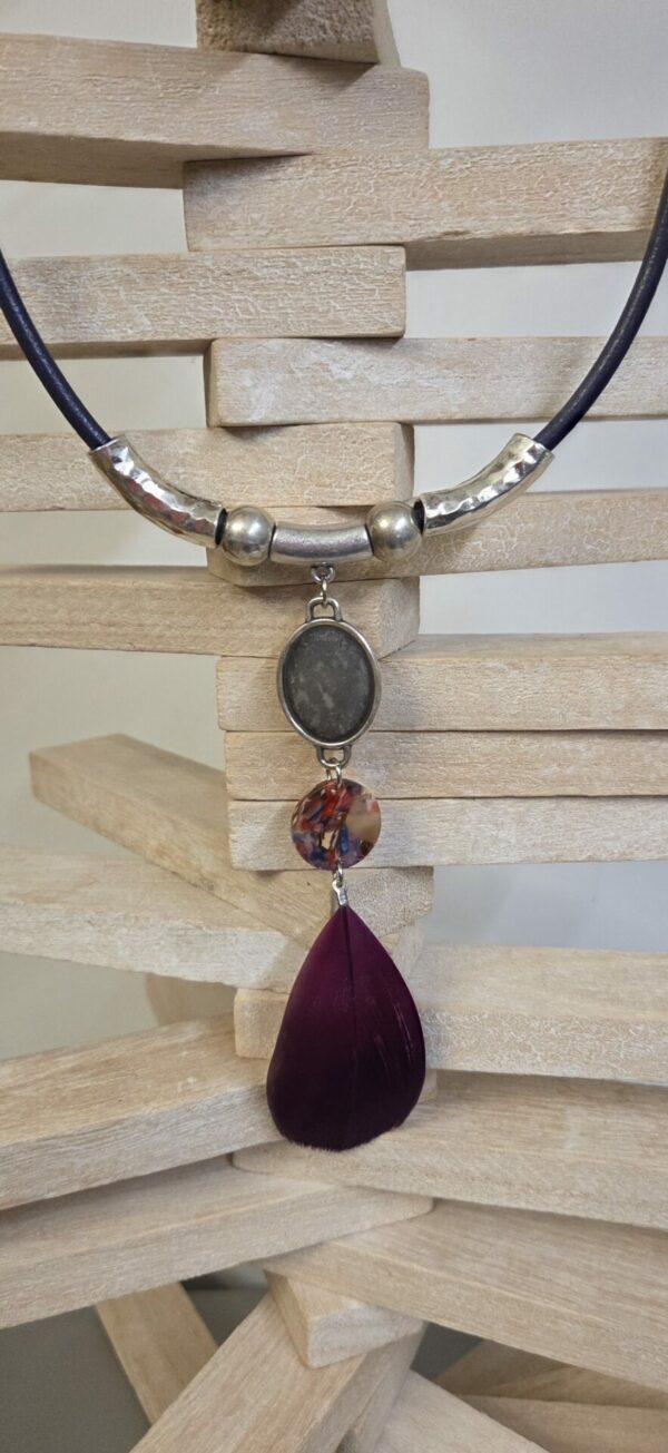 Sautoir femme en cuir rond violet, tubes argentés et plume violette