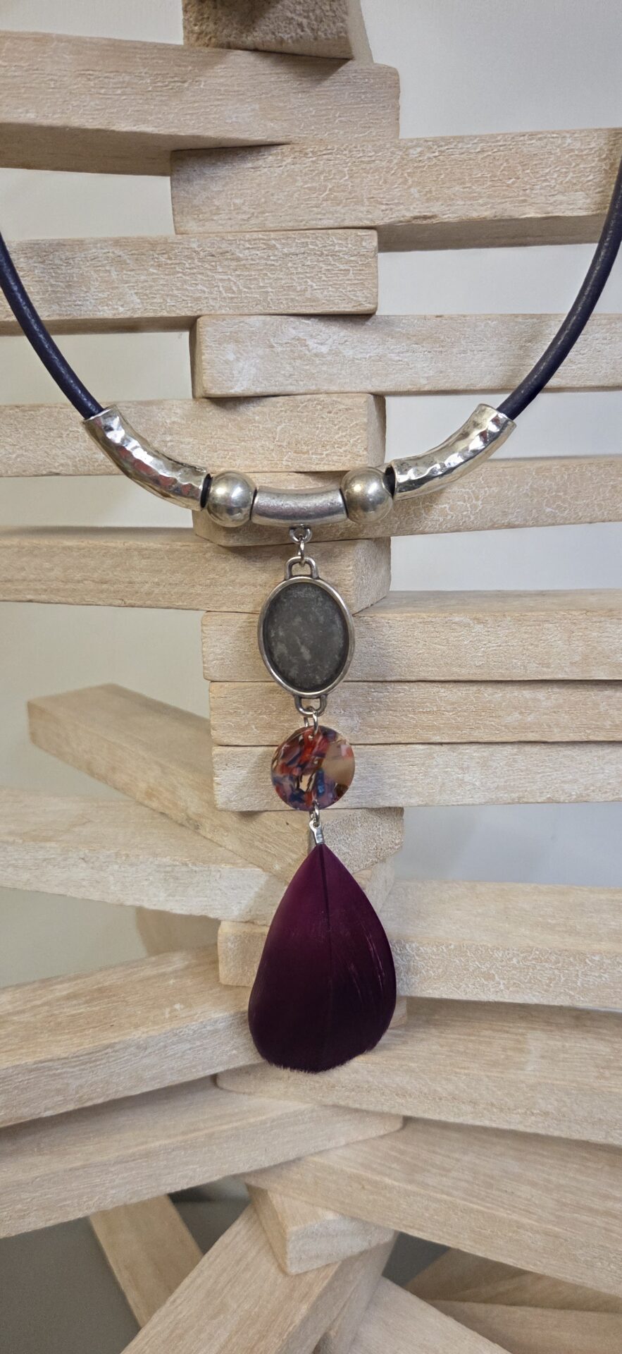 Sautoir femme en cuir rond violet, tubes argentés et plume violette