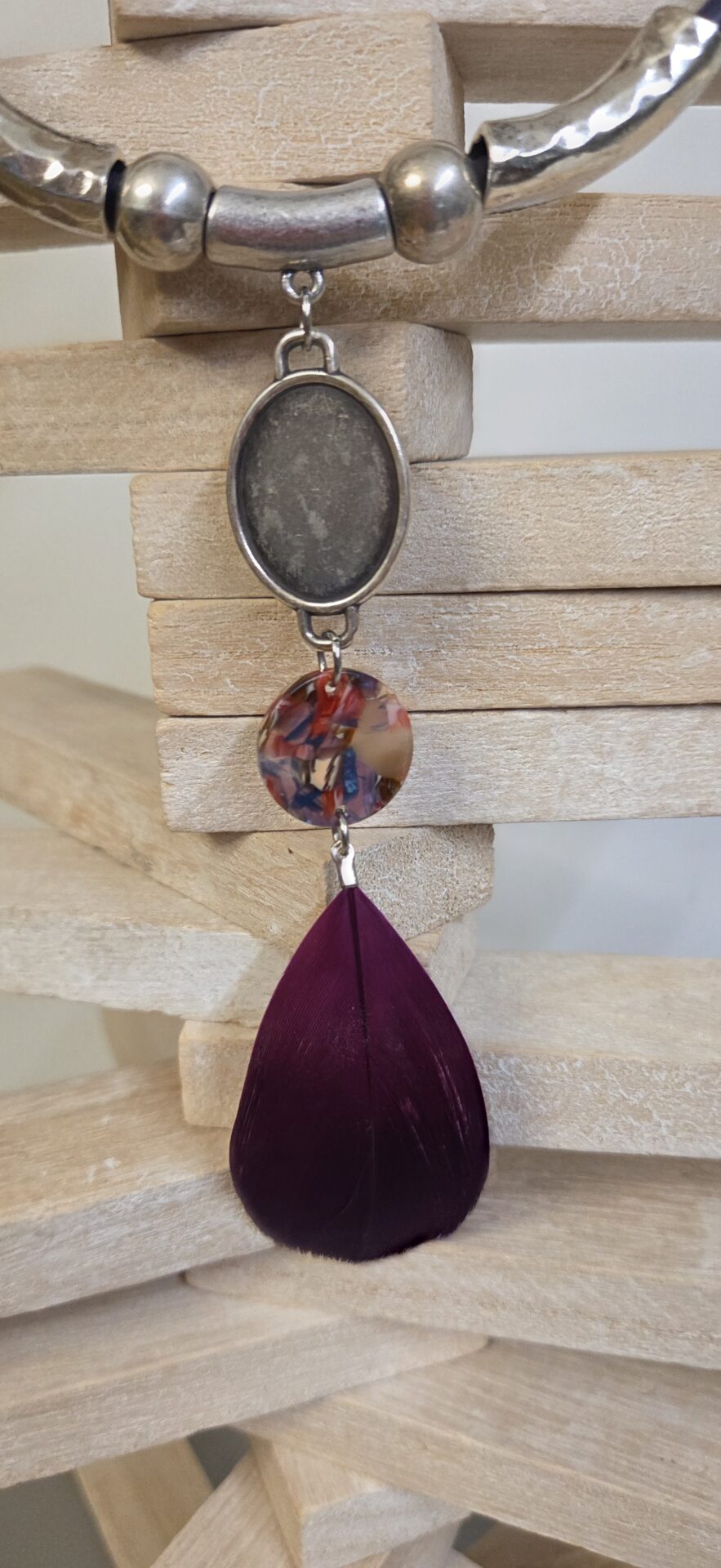 Sautoir femme en cuir rond violet, tubes argentés et plume violette