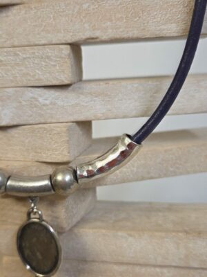 Sautoir femme en cuir rond violet, tubes argentés et plume violette