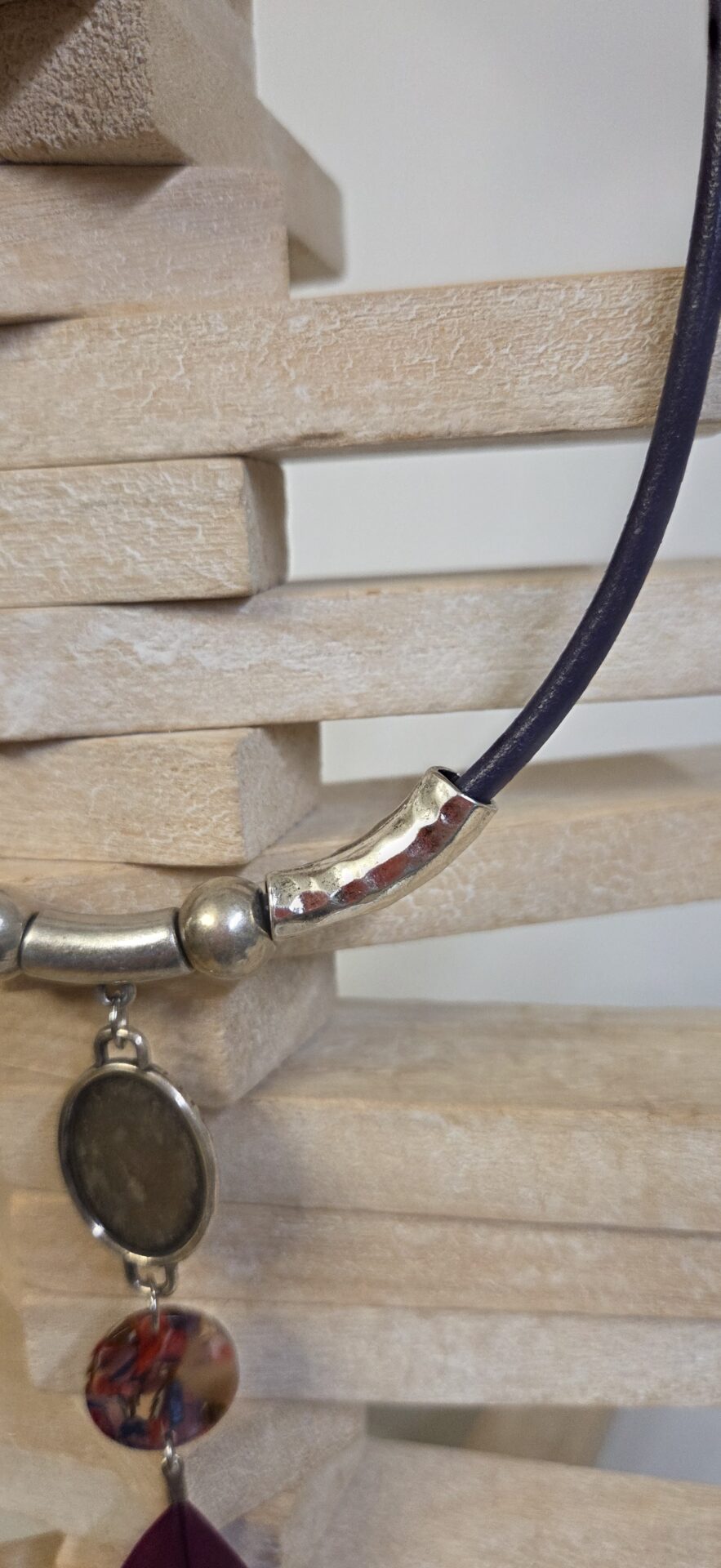 Sautoir femme en cuir rond violet, tubes argentés et plume violette