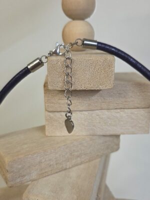 Sautoir femme en cuir rond violet, tubes argentés et plume violette