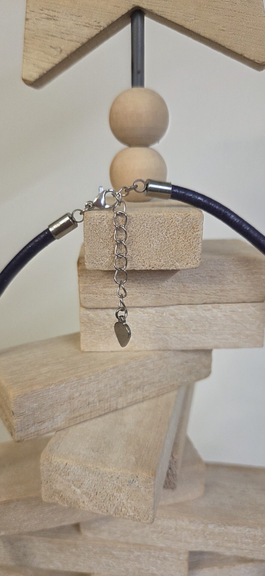 Sautoir femme en cuir rond violet, tubes argentés et plume violette