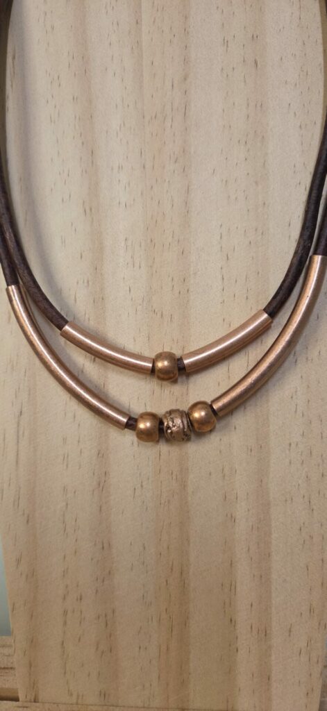 Collier femme cuir rond marron, tubes et perles cuivre