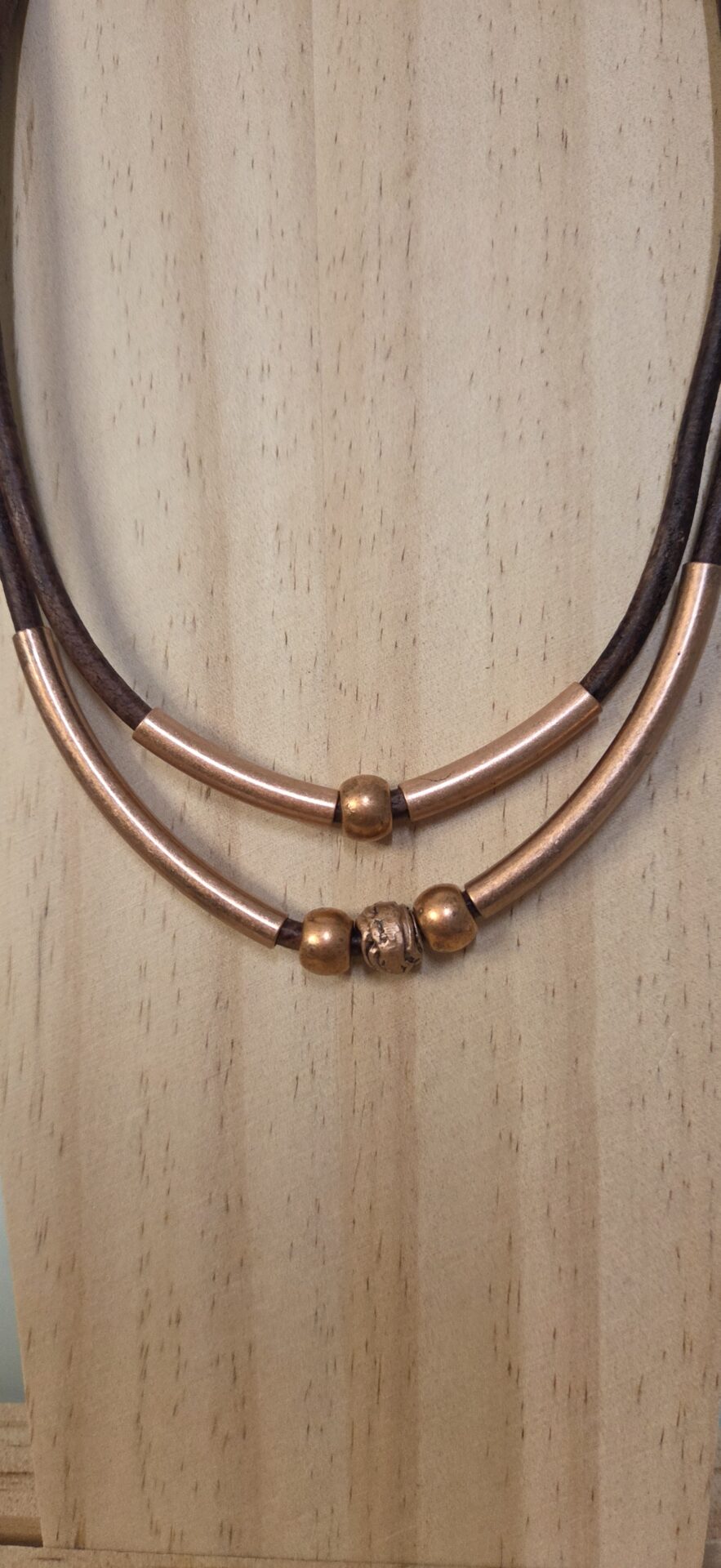 Collier femme cuir rond marron, tubes et perles cuivre