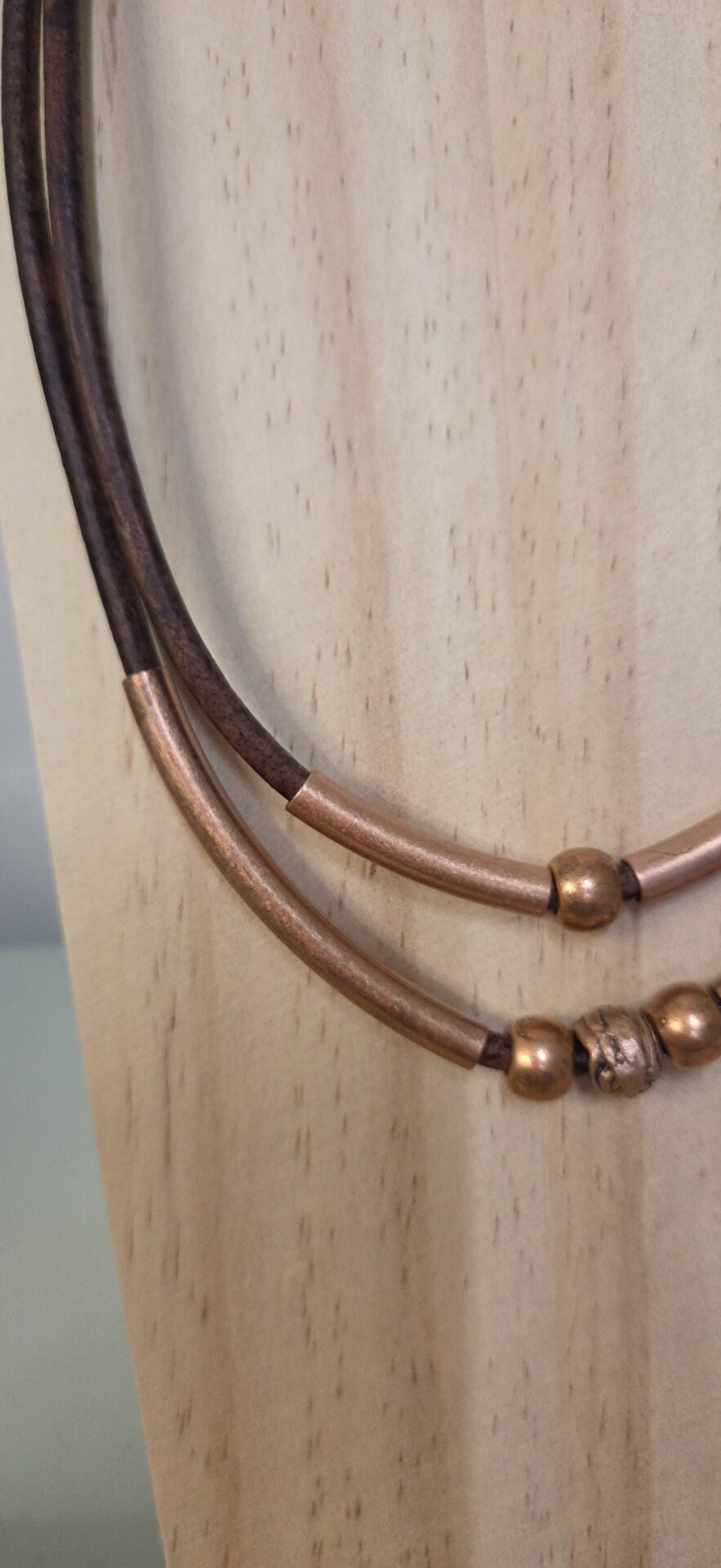 Collier femme cuir rond marron, tubes et perles cuivre