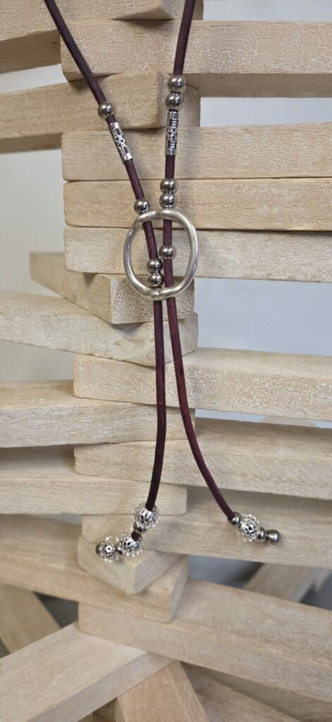 Collier sautoir cuir et perles argentées