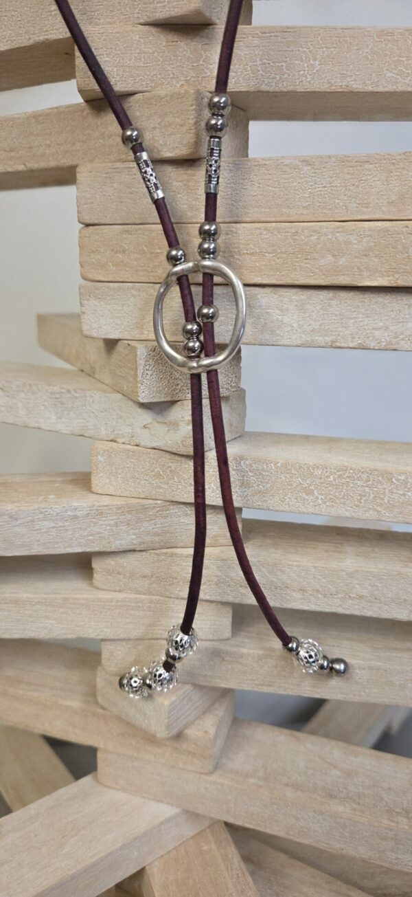 Collier sautoir cuir et perles argentées