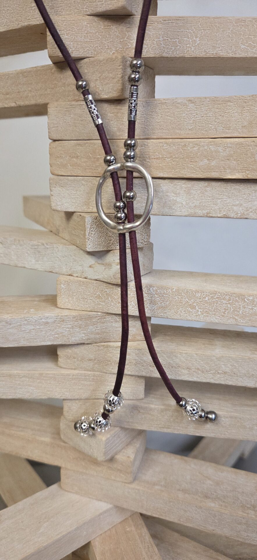 Collier sautoir cuir et perles argentées