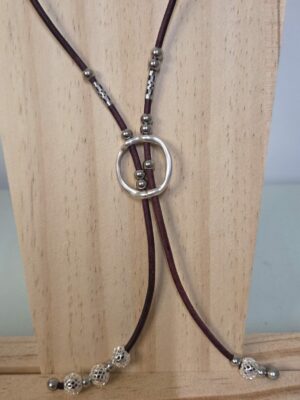 Collier sautoir cuir et perles argentées