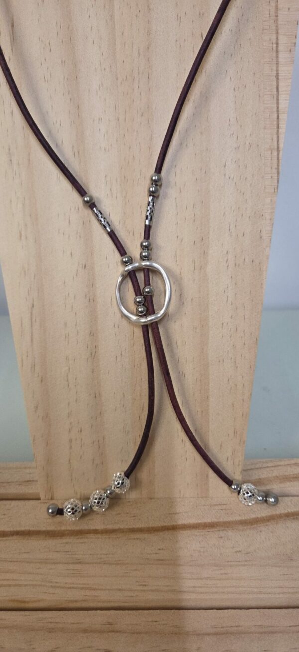 Collier sautoir cuir et perles argentées