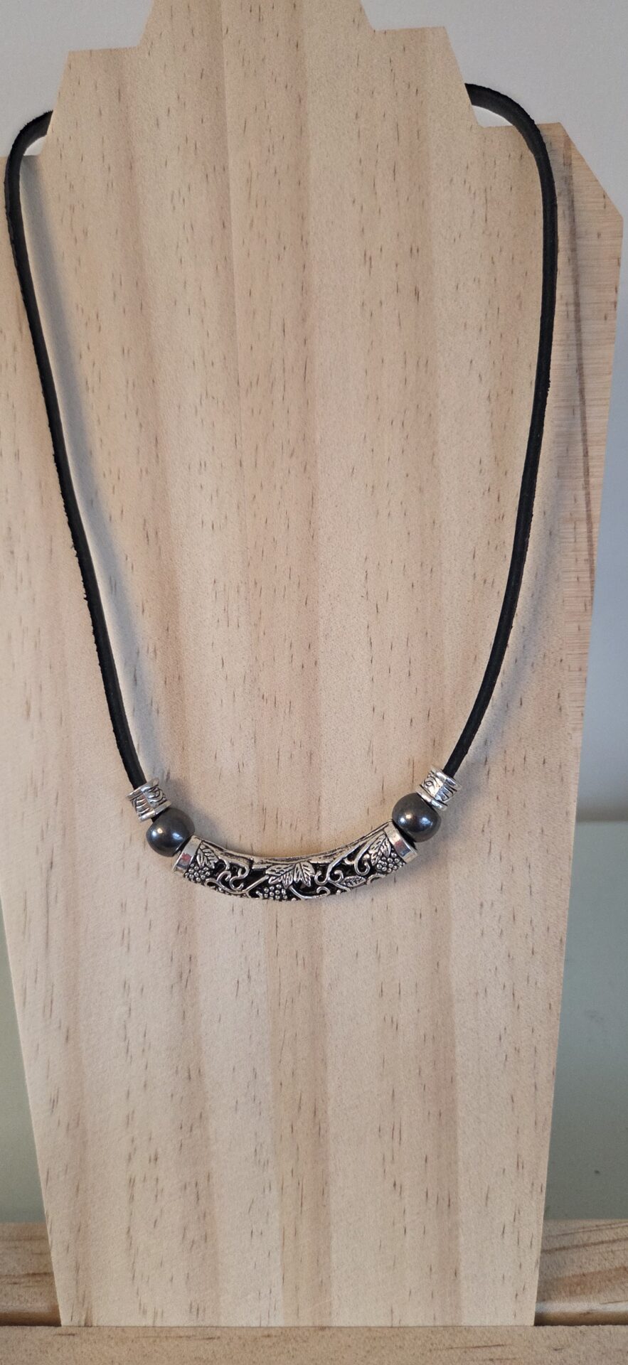 Collier homme en cuir carré noir, perles noires et argentées