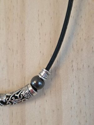 Collier homme en cuir carré noir, perles noires et argentées