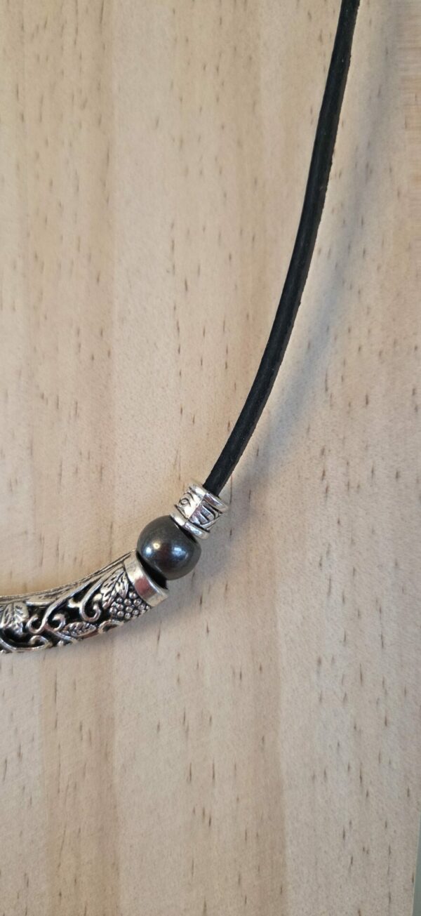 Collier homme en cuir carré noir, perles noires et argentées