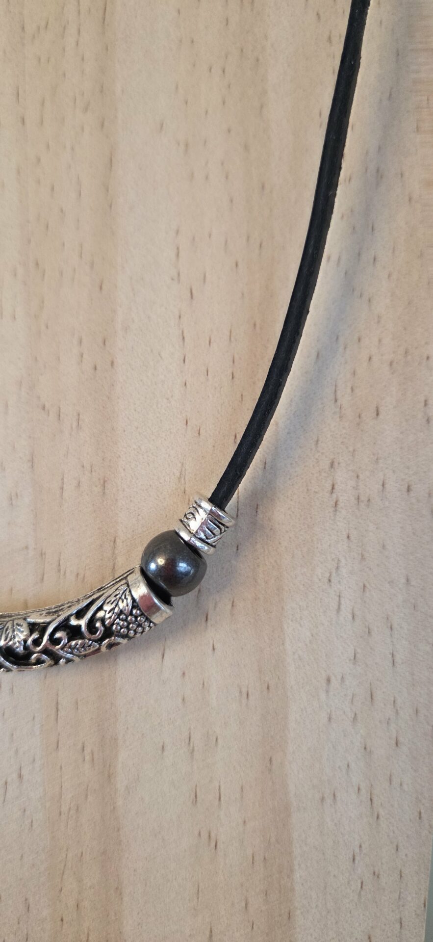 Collier homme en cuir carré noir, perles noires et argentées